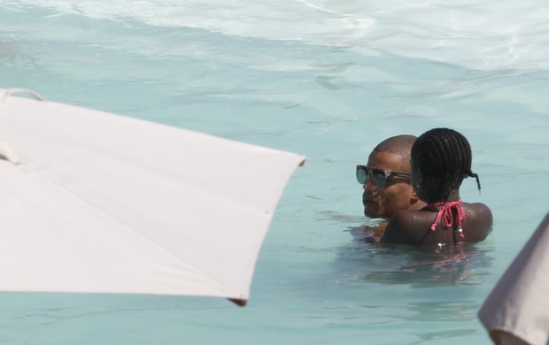 Filhos e namorado de Madonna curtem piscina no hotel (Foto: André Freitas / AgNews)
