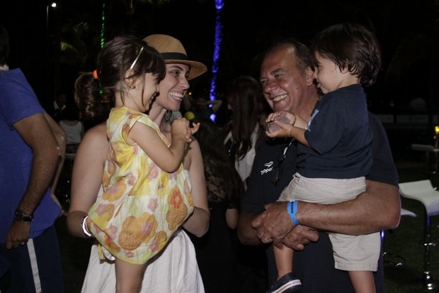 Giovanna Antonelli e Paulo César Grande com os filhos (Foto: Philippe Lima / AgNews)
