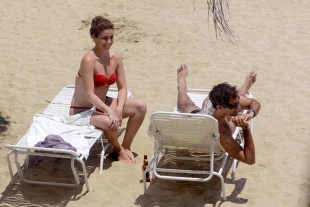 Giovana Antoneli com marido na praia do Portobello Resort em Mangaratiba (Foto: Philippe Lima/AgNews)