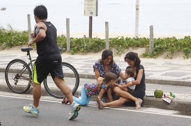 Cynthia Howlett assiste com as filhas o Nike Rio Corre 10k 2012 (Foto: Adriana Lorete / Divulgação)