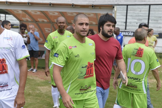 Diogo Nogueira participa de jogo de futebol (Foto: André Muzell / AgNews)