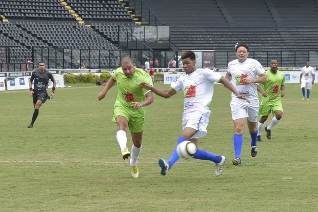 Diogo Nogueira participa de jogo de futebol (Foto: André Muzell / AgNews)