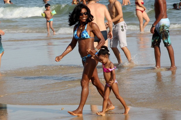 Glória Maria na praia com as filhas (Foto: JC Pereira e Gil Rodrigues / Foto Rio News)