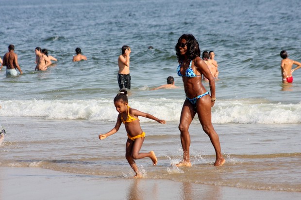 Glória Maria na praia com as filhas (Foto: JC Pereira e Gil Rodrigues / Foto Rio News)