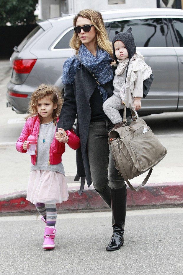 A atriz Jessica Alba foi vista com suas filhas Honor e Haven em Los Angeles (Foto: Bruja/PacificCoastNews/Honopix)