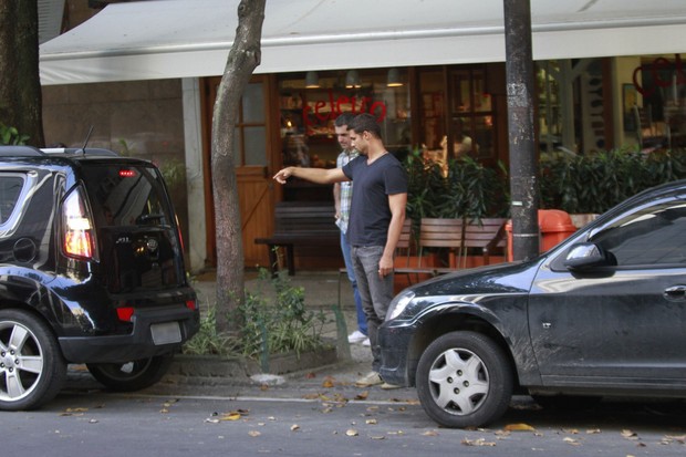 Cauã Reymond ajuda a motorista a manobrar carro na saída de restaurante no Leblon, RJ (Foto: Wallace Barbosa/AgNews)