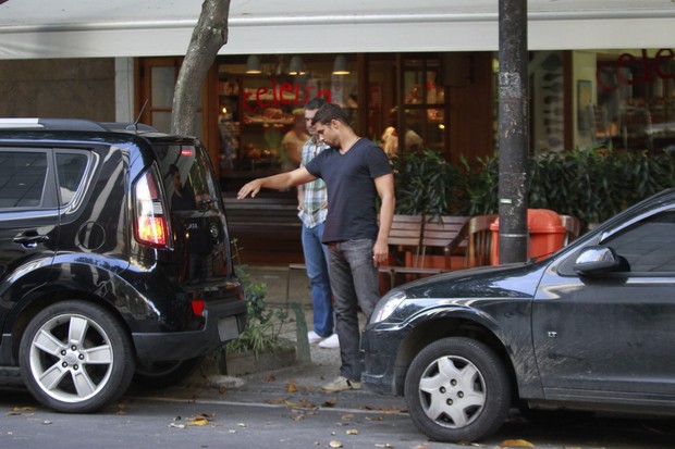 Cauã Reymond ajuda a motorista a manobrar carro na saída de restaurante no Leblon, RJ (Foto: Wallace Barbosa/AgNews)