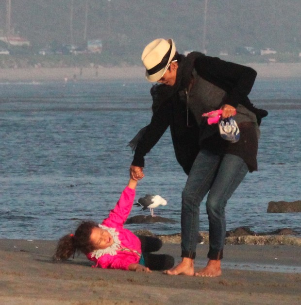 Nahla, filha de Halle Berry, tropeça e cai em passeio com a mãe na praia de Malibu, em Los Angeles, nos Estados Unidos (Foto: X17/ Agência)