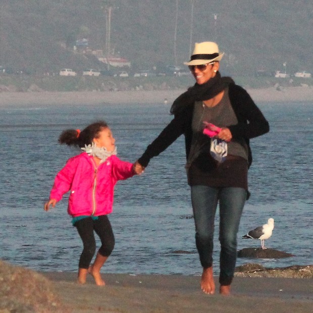 Nahla, filha de Halle Berry, em passeio com a mãe na praia de Malibu, em Los Angeles, nos Estados Unidos (Foto: X17/ Agência)