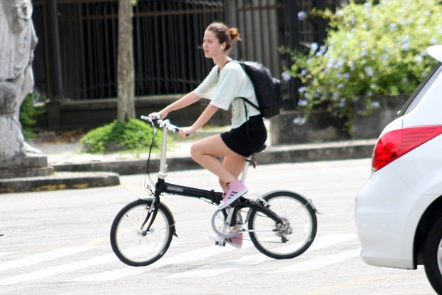 Nathália Dill passa de bicicleta na Lagoa  (Foto: JC Pereira e Gil Rodrigues/ FotoRio News)