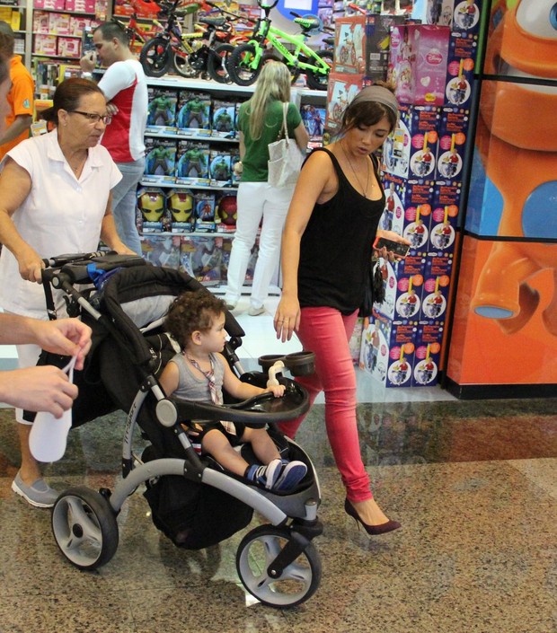 Daniele Suzuki faz compras com o filho em shopping do Rio (Foto: Marcus Pavão / AgNews)