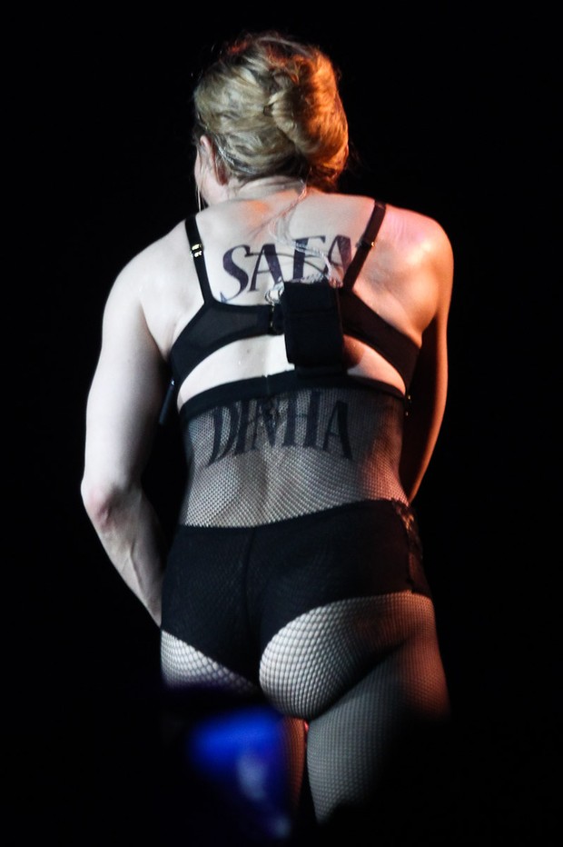 Madonna exibe tatuagem 'safadinha' em show em Porto Alegre (Foto: Foto Rio News)
