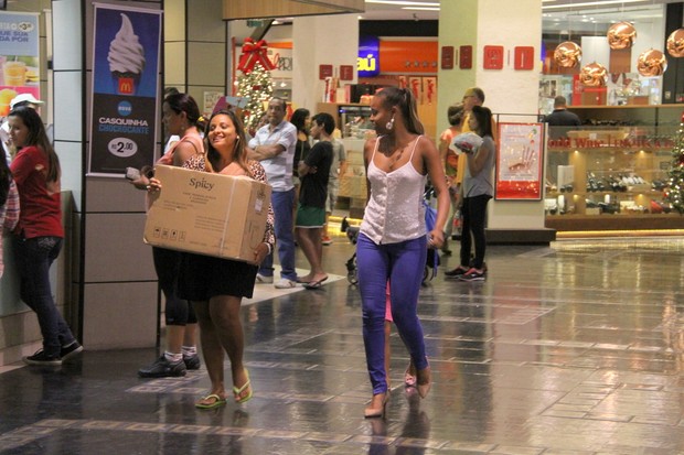 Roberta Rodrigues faz compras em shopping no Rio (Foto: Daniel Delmiro/ Ag. News)