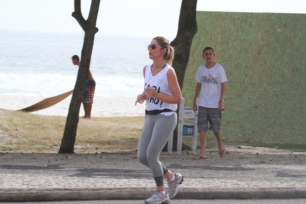 Flávia Alessandra corre na orla da praia da Barra da Tijuca (Foto: Dilson Silva / Agnews)