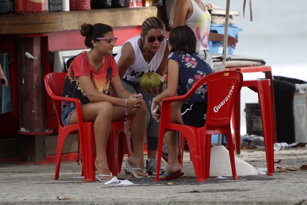 Flávia Alessandra e a filha Giulia em quiosque da praia (Foto: Marcos Ferreira / Foto Rio News)