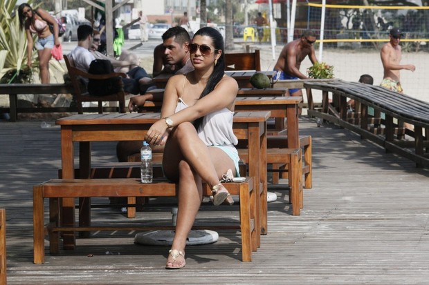 Mulher Moranguinho assiste gravação de Naldo na praia do Pepê (Foto: Gabriel Rangel / AgNews)