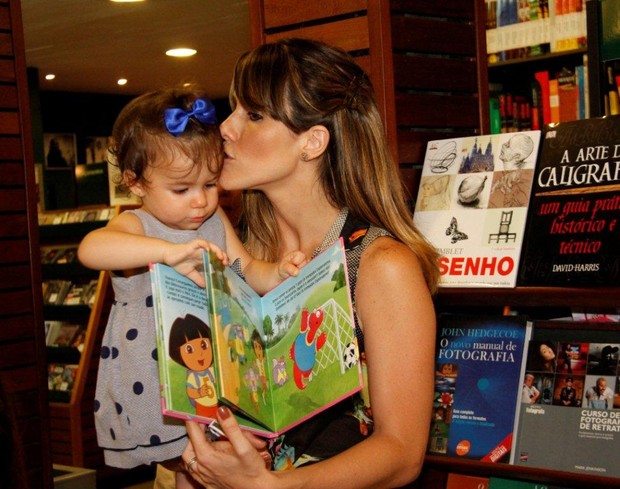 Fernanda Pontes com a filha, Malu, em lançamento de livro no Rio (Foto: Onofre Veras/ Ag. News)