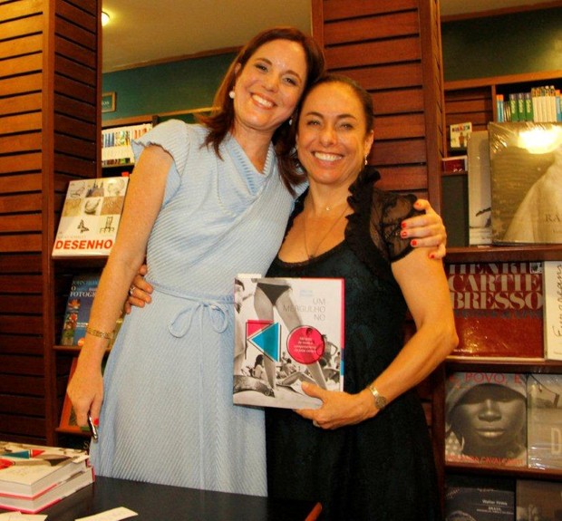 A escritora Marcia Disitzer com Cissa Guimarães em lançamento de livro no Rio (Foto: Onofre Veras/ Ag. News)