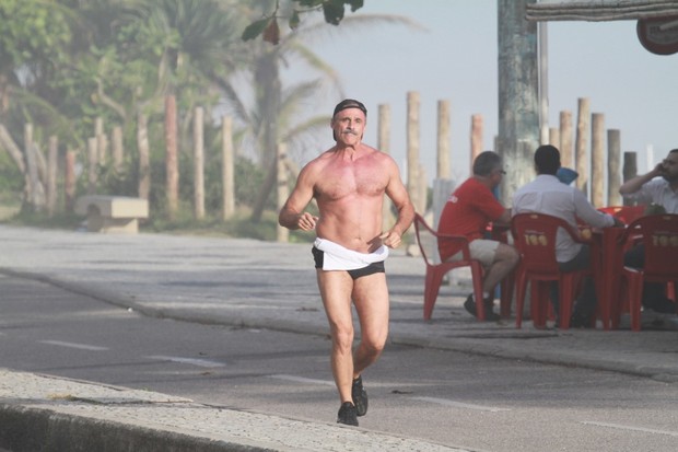 Oscar Magrine corre na orla da praia da Barra da Tijuca –RJ (Foto: Dilson Silva / Agnews)