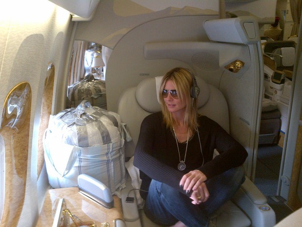 Heidi Klum em avião em Dubai (Foto: Twitter/ Reprodução)