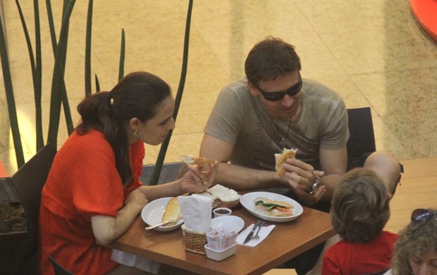 Murilo Rosa janta com a família em shopping do Rio - 10/10/2011 (Foto: Marcus Pavão / AgNews)