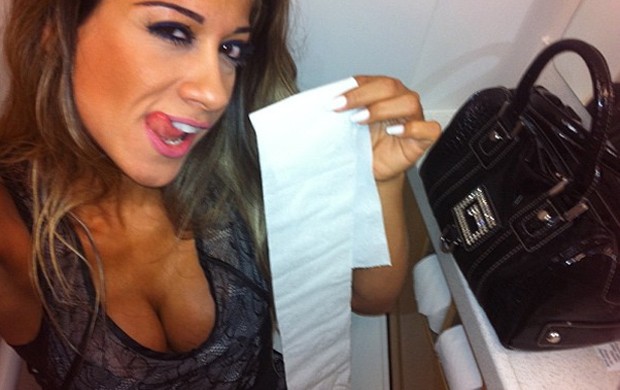 Mayra Cardi posta foto no Twitter de dentro do banheiro do avião (Foto: Twitter / Reprodução)