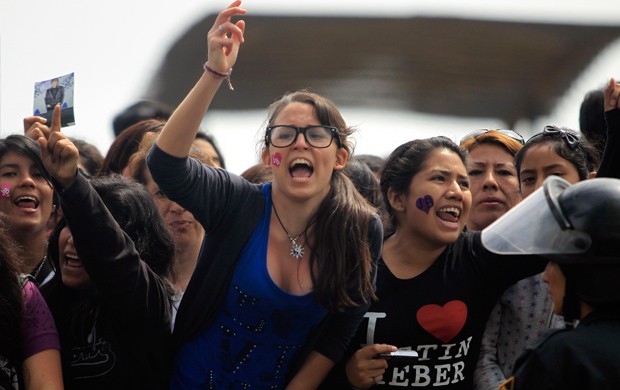 Fãs Justin Biber em Lima no Peru (Foto: Reuters)