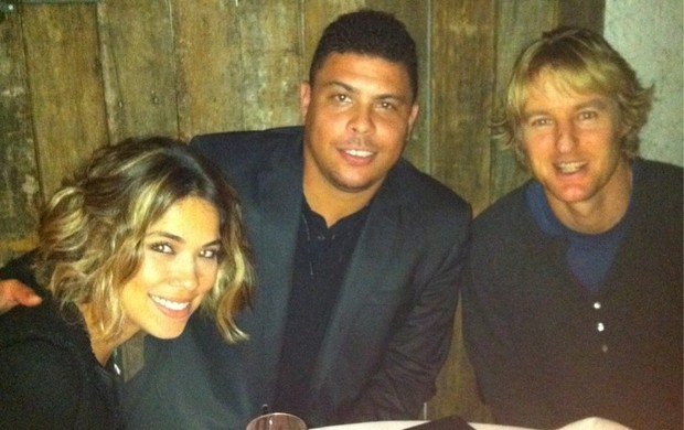 Ronaldo com a mulher, Mia Anthony, e o ator americano Owen Wilson (Foto: Twitter / Reprodução)
