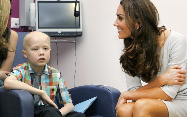 Kate Middleton e criança (Foto: Reuters)