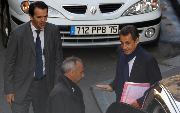 Nicolas Sarkozy visita Carla Bruni e a filha recém-nascida (Foto: Reuters)