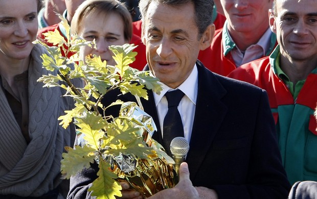 Nicolas Sarkozy ganha um carvalho durante visita a fábrica (Foto: Reuters)