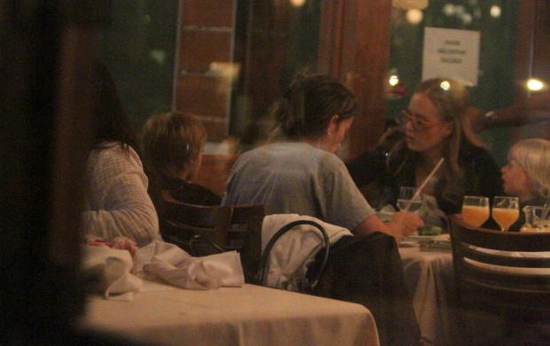 Angélica janta com os filhos (Foto: Delson Silva / AgNews)