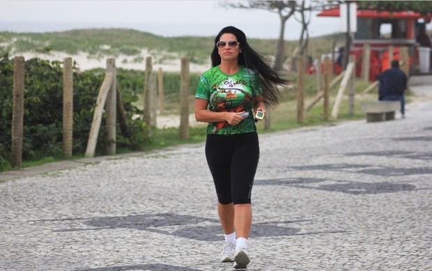 Solange Gomes andando na praia da Barra (Foto: Rodrigo dos Anjos/AgNews)