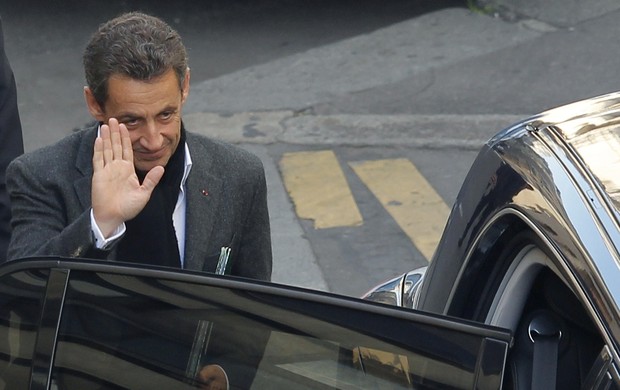 Sarkozy visita Carla Bruni e a filha Giulia na maternidade - 22/10/2011 (Foto: Reuters)