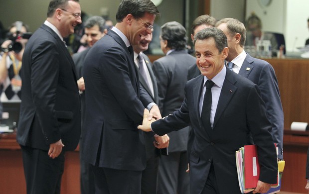 Enquanto Bruni deixava a maternidade, Sarkozy estava em reunião com líderes europeus em Bruxelas - 23/10/2011 (Foto: Reuters)