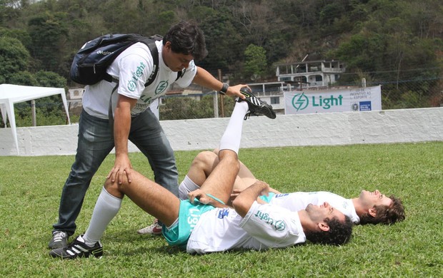 Mouhamed Harfouch e Daniel Erthal fazem alongamento (Foto: Cleomir Tavares/Divulgação)