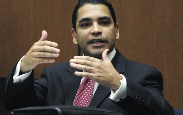 O detetive Orlando Martinez depõe no julgamento de Conrad Murray (Foto: Agência/Reuters)