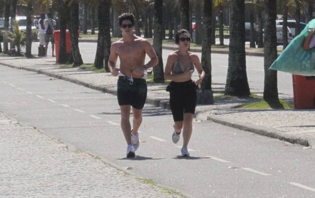 Rômulo Arantes Neto e Maria Pinna correm na orla do Rio (Foto: Marcos Ferreira/Photo Rio News)