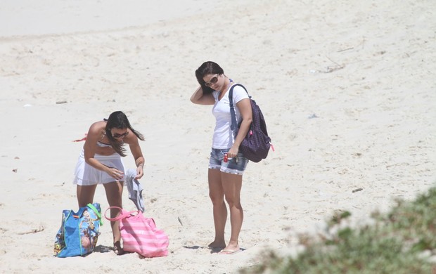 Samara Felippo vai à praia da Reserva, no Rio (Foto: Dilson Silva/Ag. News)