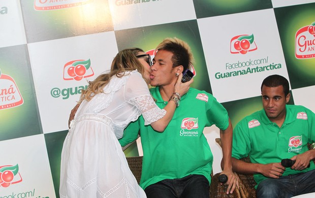 Claudia Leitte dá um beijão em Neymar (Foto: Manuela Scarpa/PhotoRioNews)