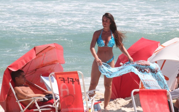 Nicole Bahls vai à praia, no Rio (Foto: Marcos Ferreira / Photo Rio News)