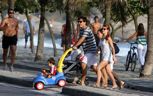 Mariah Rocha com o filho e o namorado (Foto: André Freitas/Agnews)
