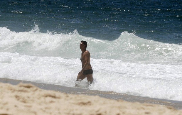 Eduardo Moscovis na praia de Ipanema, Zona sul do Rio (Foto: Edson Teófilo/PhotoRio News)