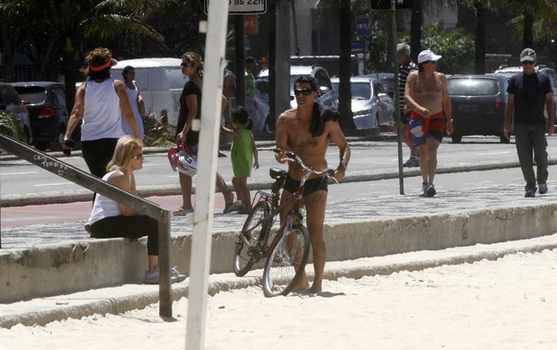 Eduardo Moscovis deixa a praia de bicicleta (Foto: Edson Teófilo/PhotoRio News)