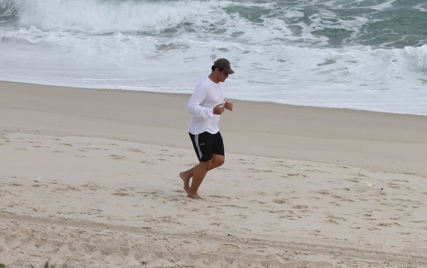 Thiago Lacerda corre na praia da Reserva, Zona Oeste do Rio (Foto: Delson Silva/Agnews)