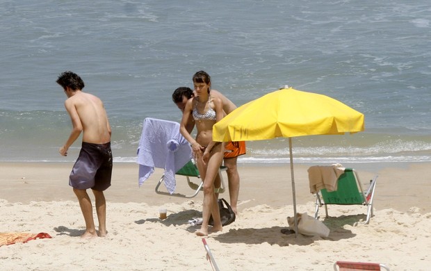 Marcelo Camelo e Mallu Magalhães na praia do Leblon (Foto: Edson Teófilo/Photo Rio News)