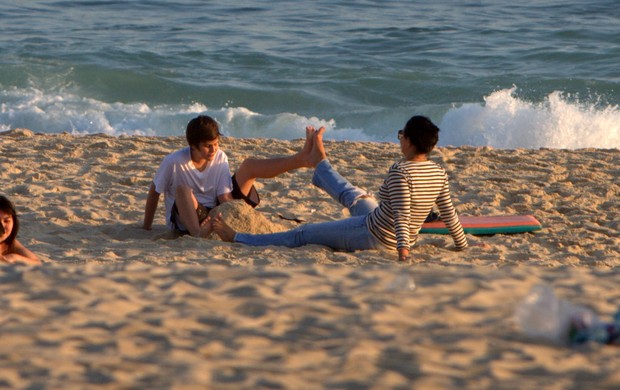 Luiza Brunet brinca com o filho na praia, no Rio (Foto: Gil Rodrigues / Photo Rio News)