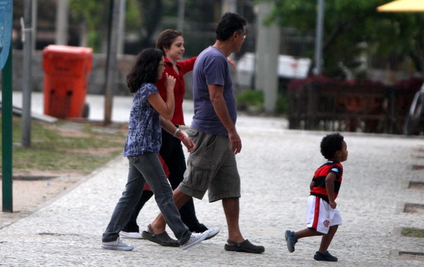 Drica Moraes passeia com a família na Lagoa (Foto: Gil Rodrigues / Photo Rio News)