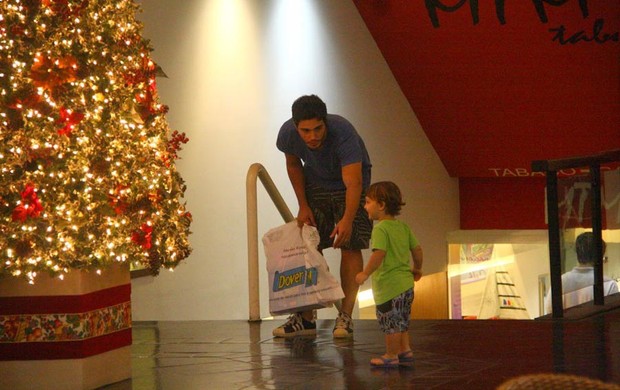 Thiago Rodrigues brinca com filho em shopping do Rio (Foto: Daniel Delmiro/Ag. News)