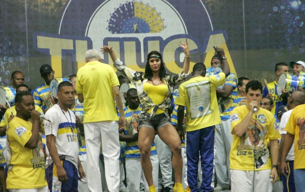 Gracyanne Barbosa exibiu suas pernas musculosas na Unidos da Tijuca (Foto: Kadu Ferreira/Photorionews)